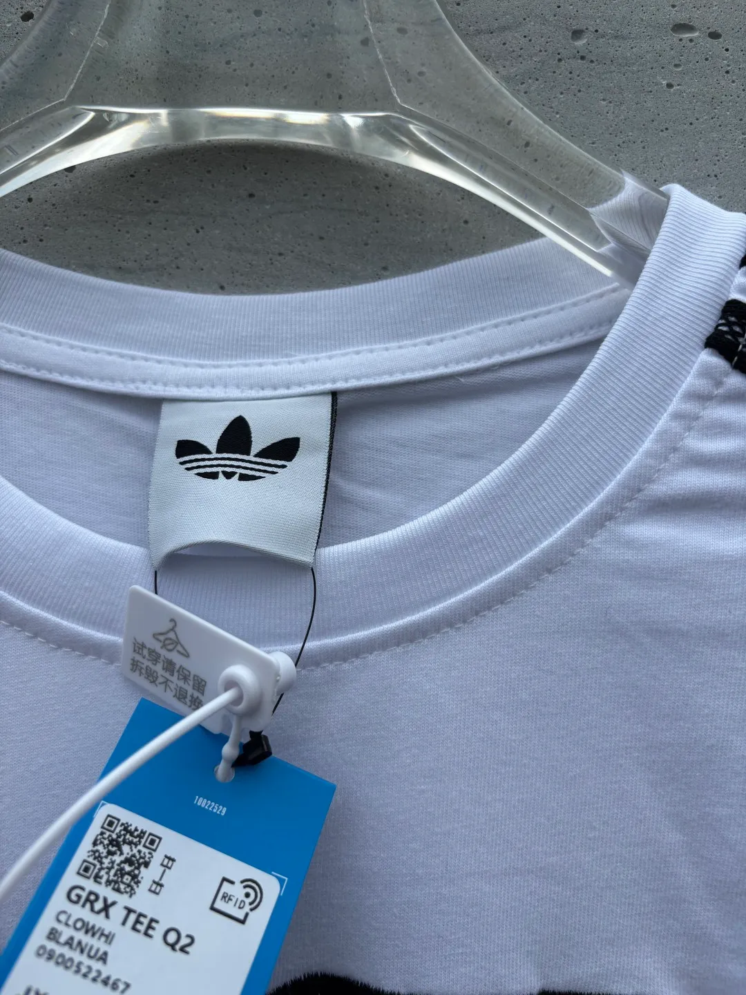 𝟬𝟱𝟰𝟯#Exclusive real shot/difference between various stolen pictures and online version on the market [𝗮𝗱𝗶𝗱𝗮𝘀 Adidas Trefoil men's and women's digital embroidery sports loose round neck T-shirt short sleeves, selected soft cotton fabric, skin-friendly, Breathable, super comfortable to wear. ✅Full set of 1:1 customized accessories ➕Customized three-label ➕𝗬𝘂𝗮𝗻 version hang tag ➕𝗹𝗼𝗴𝗼 packaging bag🔥 ➕Scan the tag to enter the official website. ✅Top version, ins Xiaohongshu Kuaishou = lots of bloggers wear it. ✅Adidas’ absolute Hot Sale star Same Style Details are online, feel free to compare! The iconic Adidas logo embellishes the chest, highlighting the brand's charm. Fixed color and classic three-bar stripes, classic will never go out of style! Versatile is not picky, the original model is perfect for the upper body, so buy it with your eyes closed! ✅The striped elements on both sides of the sleeves add a sporty and fashionable feel, making it easily adaptable to various sports or daily leisure scenes. Whether you are running for fitness or hanging out on the street, it can keep you full of energy without losing the sense of fashion. ✅Complete sizes to meet the needs of different body shapes! Color; White Size S-XXL